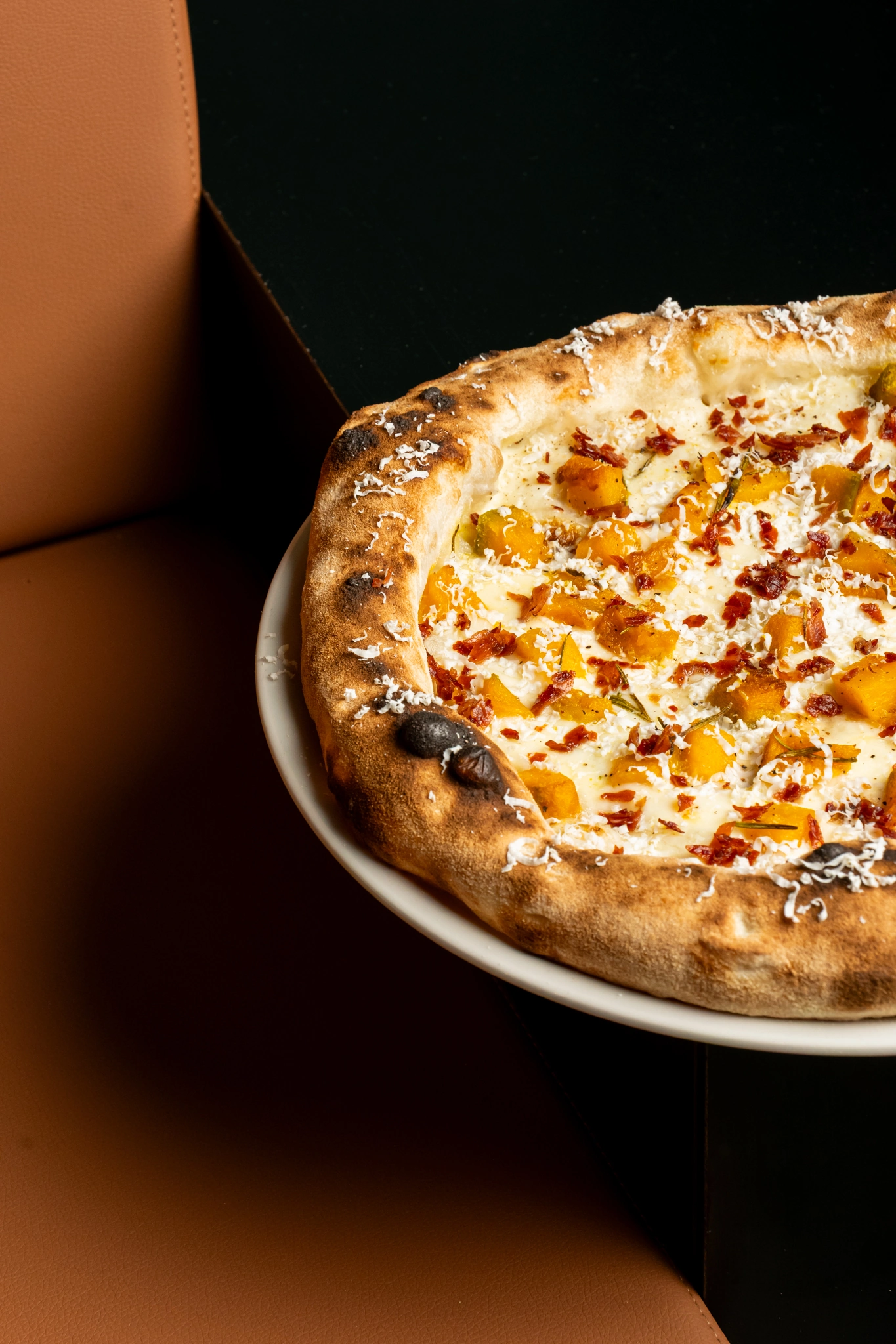 Pizza FERMENTO servita nel locale